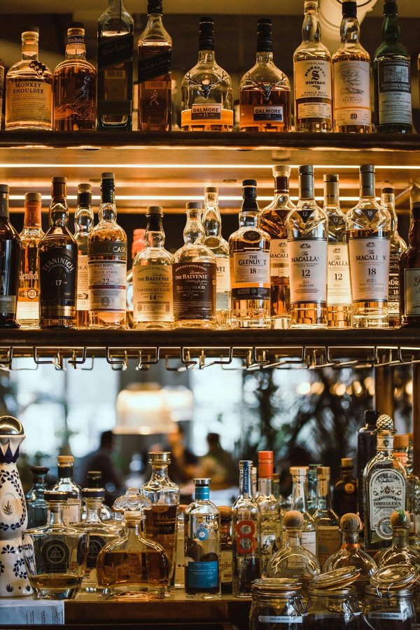 Comment organiser une soirée de dégustation de whisky dans votre bar à whisky ?